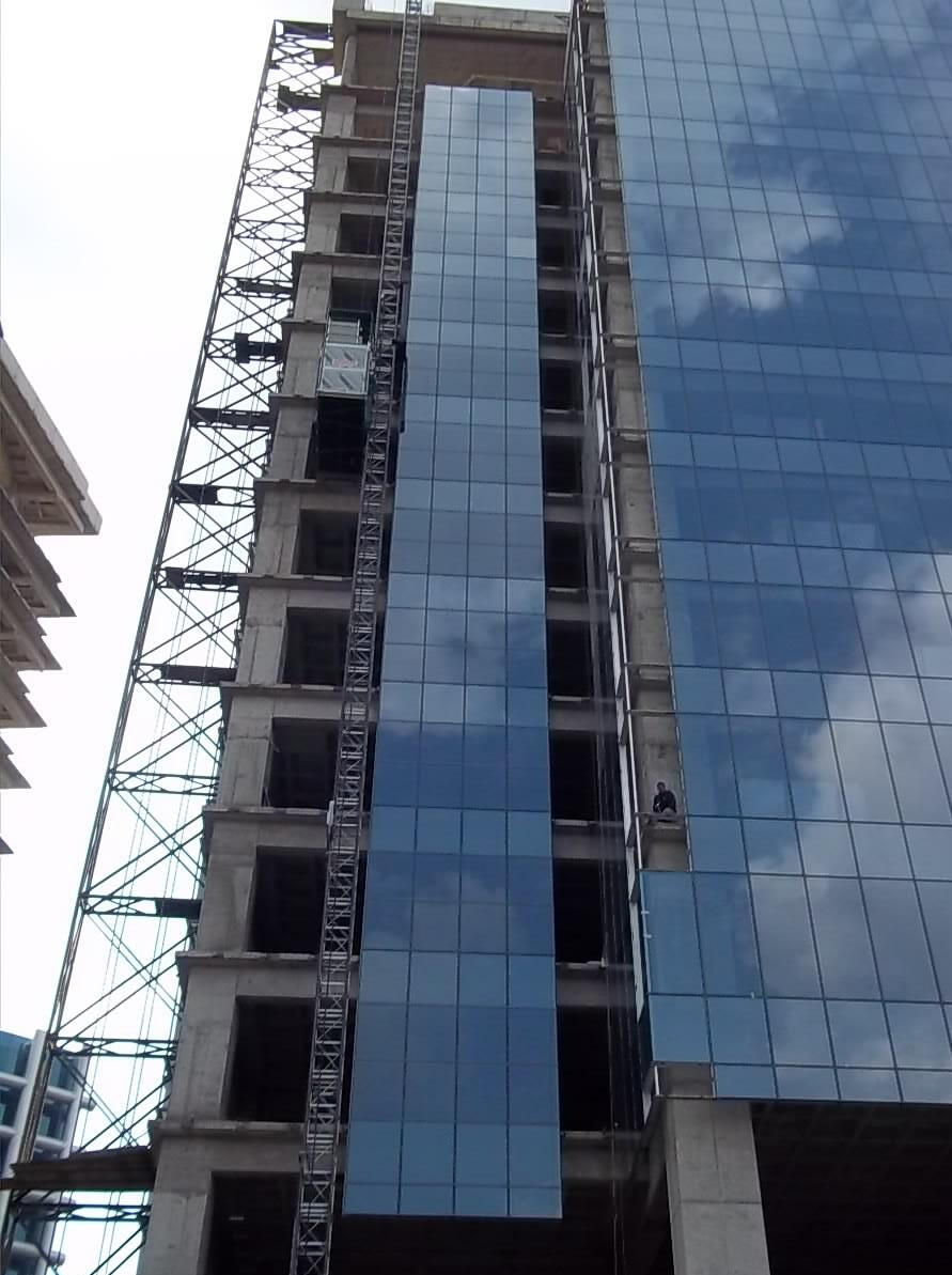 Proyecto de cancelería y fachada integral con vidrio templado de alta resistencia y perfilería de aluminio. Instalación realizada por A+i Soluciones en Ciudad de México.